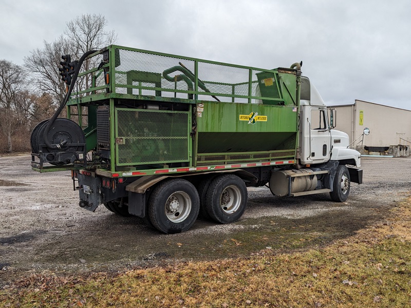 Used 2004 Bowie Imperial 1500 Passengers Side View